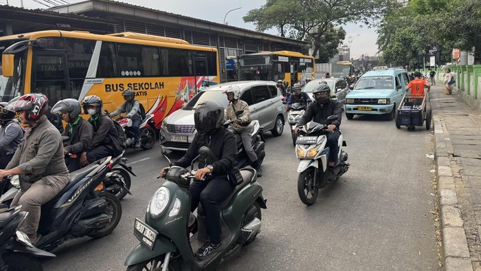 Cerita dan Asa Warga soal Jalan Kramat Jati Licin Sering Picu Kecelakaan