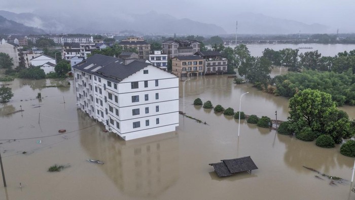Jejak Topan Lumba-lumba, Banjir Rendam Kota Pesisir Yuhuan China