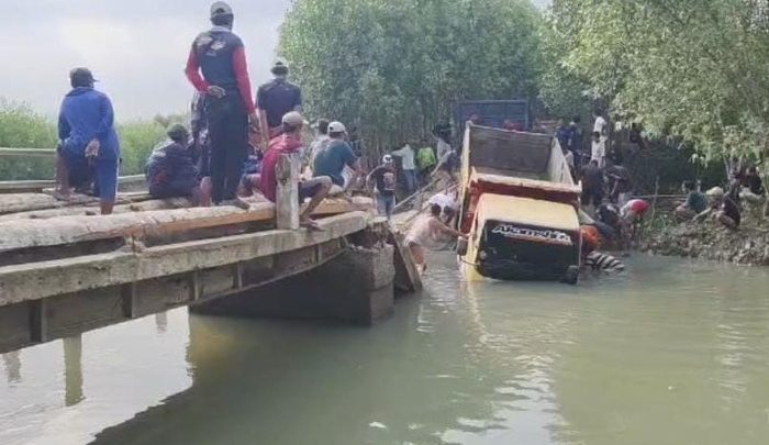 Jembatan di Pandeglang Ambruk Saat Dilewati Truk Pasir, Akses Warga Lumpuh
