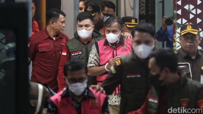 Kejagung Tahan 2 Pegawai Pajak Tersangka Manipulasi Ekspor Pulp PT TPL