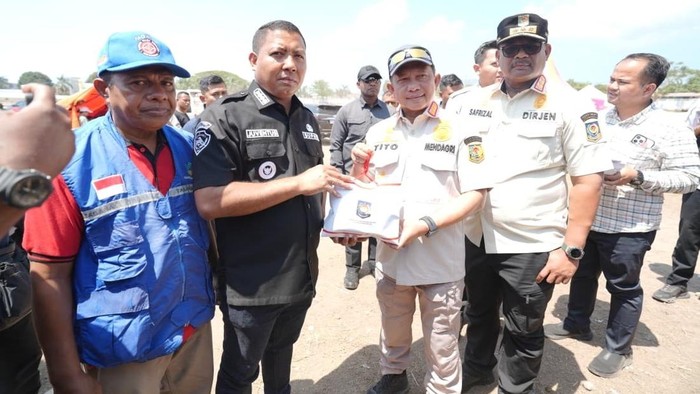Mendagri Cek Kebutuhan Dasar Pengungsi di Maumere, Pastikan Terpenuhi