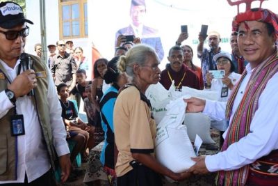 Kepala Bapanas & Dirut BULOG Turun Langsung Serahkan Bantuan Pangan di Alor