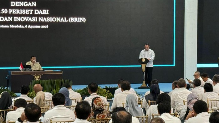 kepala-brin-arif-satria-saat-memaparkan-laporan-di-depan-presiden-di-istana-jakarta-kamis-682026-1786062524518_169