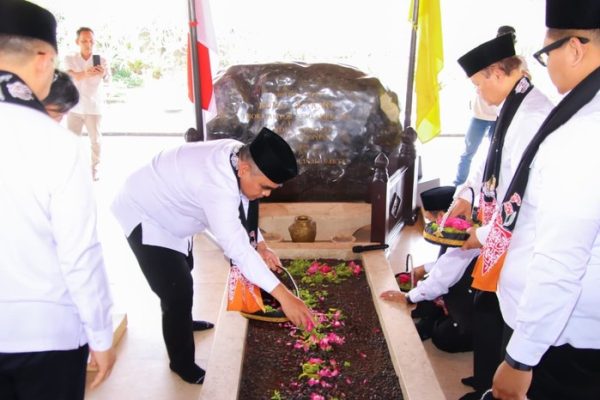 ketua-mpr-ri-ahmad-muzani-bersama-para-wakil-ketua-mpr-ri-bambang-wuryanto-lestari-moerdijat-hidayat-nur-wahid-eddy-soeparno-d-1785931848449