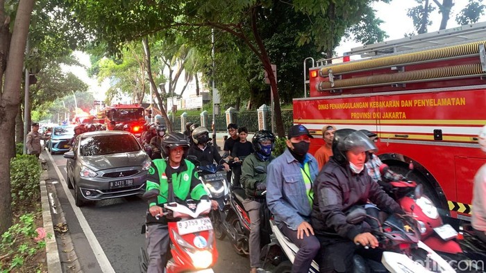 lalu-lintas-di-depan-gedung-kebakaran-di-cikini-kembali-dibuka-1785927416107_169