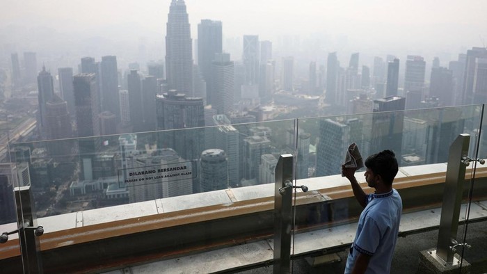 Langit Kuala Lumpur Diselimuti Kabut Asap dari Kalimantan