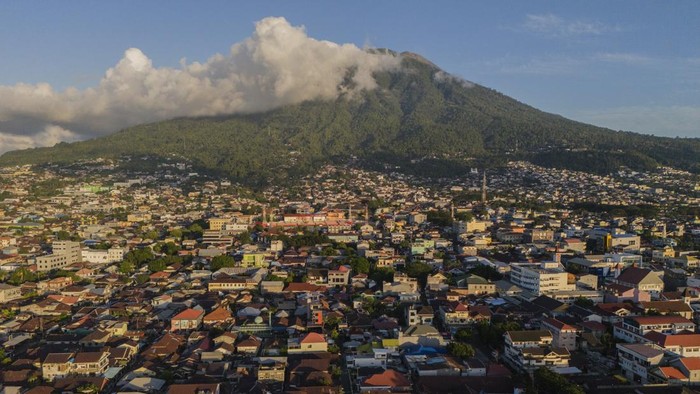 melihat-padatnya-permukiman-kota-ternate-dari-udara-1786189160616_169