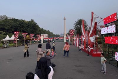 Monas Bersolek Jelang Perayaan HUT Ke-81 RI, Warga Antusias Foto-foto