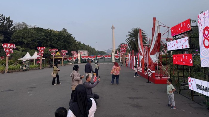 Monas Bersolek Jelang Perayaan HUT Ke-81 RI, Warga Antusias Foto-foto