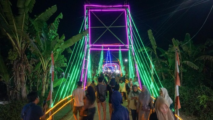 Jelang HUT ke-81 RI, Jalan Desa Kandang Pemalang Dipenuhi Lampu Hias