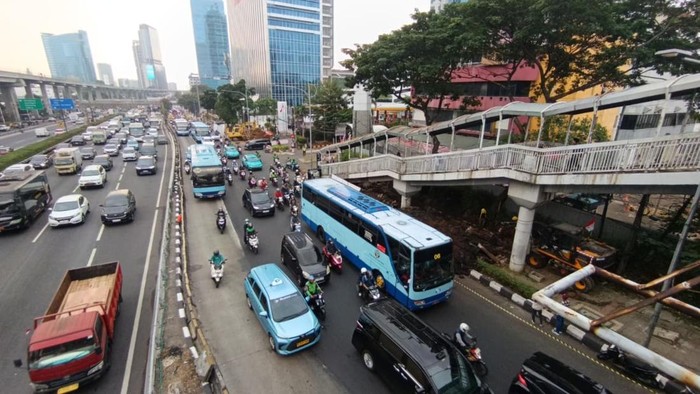 Penampakan Separator Busway di Pancoran Dicabut karena Proyek Trotoar