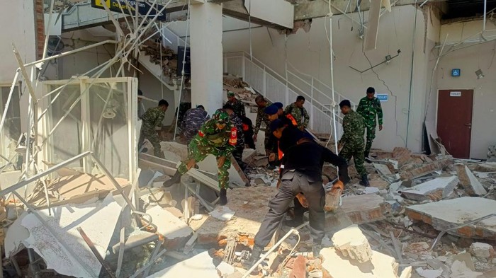 Brimob Polda NTT Bantu Evakuasi Korban dari Reruntuhan Usai Gempa M 7,7