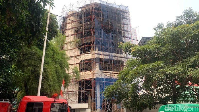 petugas-telah-mengevakuasi-sejumlah-orang-yang-terjebak-di-atap-bangunan-di-cikini-menteng-jakpus-kebakaran-para-pekerja-dieva-1785926356880_169-1