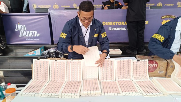 Polisi Ungkap Peran 16 Tersangka Pemalsuan Meterai: Produsen hingga Kurir