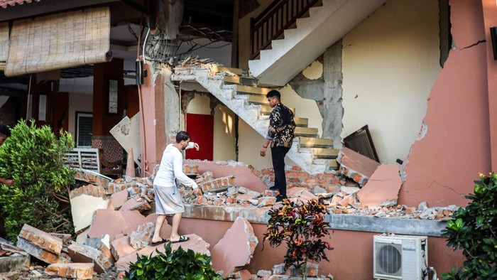 Paniknya Turis Selamatkan Diri Saat Gempa M 7,7 NTT: Atap-Tembok Hotel Hancur