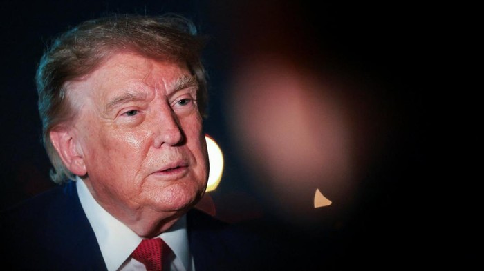 Trump Tepis Kekhawatiran soal Kondisi di Kapal Induk Abraham Lincoln