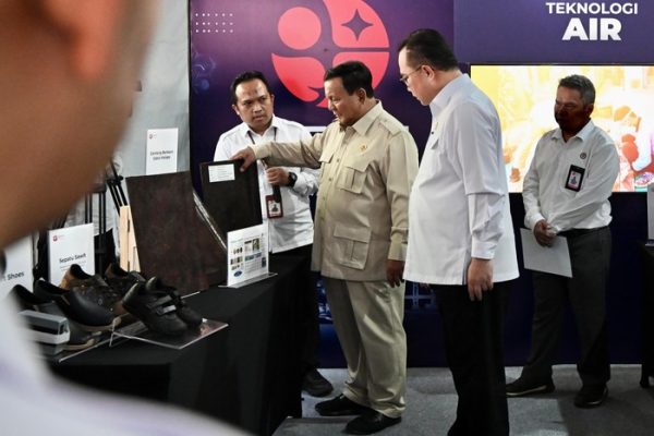 presiden-prabowo-melihat-hasil-riset-brin-cahyo-biro-pers-media-dan-informasi-sekretariat-presiden-1786030862950