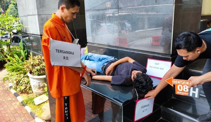 23 Adegan Reka Ulang Ungkap Kejinya Rahmat Dimas Bunuh Ojol Tidur di Tangerang