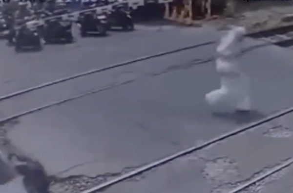 seorang-wanita-terekam-cctv-tertabrak-kereta-rel-listrik-krl-di-kembangan-jakarta-barat-jakbar-screenshot-video-viral-1785679638030_169