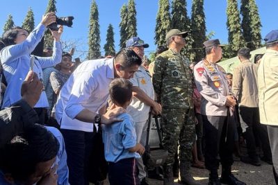 Momen Seskab Teddy Ajak Ngobrol dan Beri Mainan ke Anak-anak Korban Gempa NTT