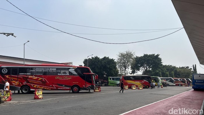 Bukan Tarik Tambang, Terminal Kalideres Bikin Lomba Tarik Bus Meriahkan HUT RI