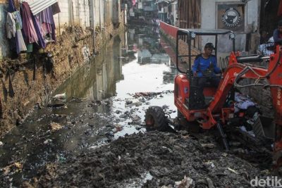 60 Tahun Tak Dikeruk, Lumpur Anak Kali Krukut Diangkat