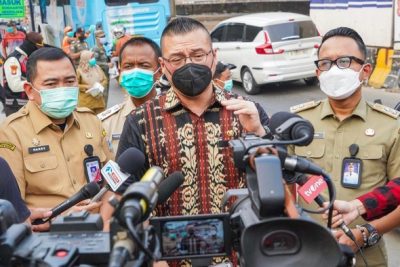 Abu Anak Krakatau Masih Terasa, Kenneth DPRD DKI Bagikan 100 Dus Masker Gratis