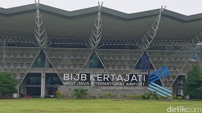 2 Penerbangan dari Saudi Dialihkan ke Kertajati Imbas Abu Anak Krakatau