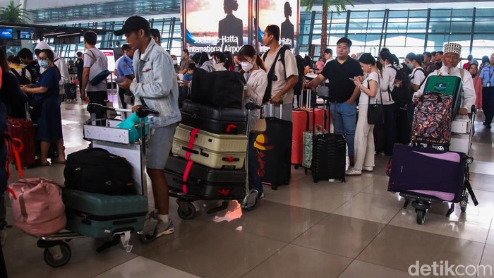 bandara-soetta-kembali-beroperasi-calon-penumpang-ramai-padati-terminal-keberangkatan-1788841538481_169