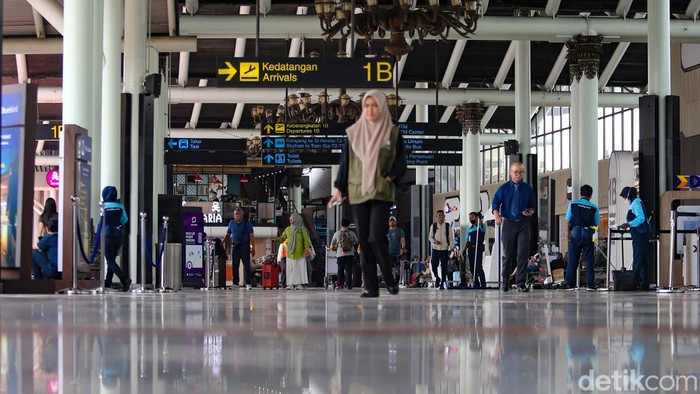 bandara-soetta-tutup-imbas-abu-vulkanik-anak-krakatau-penumpang-lengang-1788767958031_169