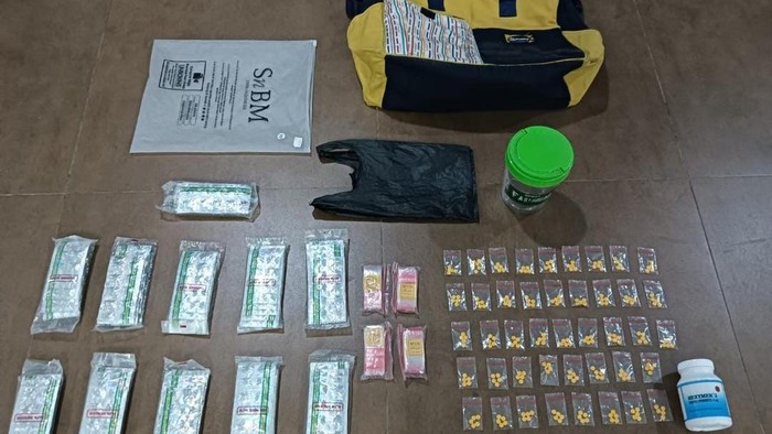 barang-bukti-kasus-peredaran-obat-keras-tanpa-izin-edar-alias-ilegal-di-kota-bekasi-jawa-barat-1789233860169_169