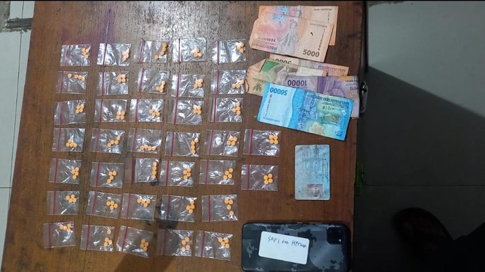 barang-bukti-obat-keras-tanpa-izin-edar-atau-ilegal-berinisial-hs-36-di-wilayah-margamulya-kecamatan-bekasi-utara-kota-bekasi-1789644505047_169