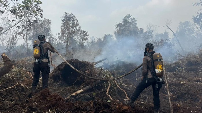 brimob-polda-riau-dilengkapi-breathing-apparatus-untuk-menembus-asap-karhutla-di-kampar-1787668959401_169