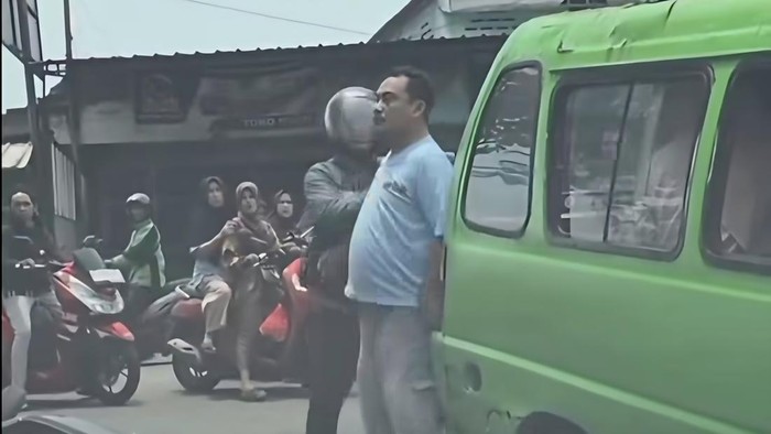 cekcok-sopir-angkot-dengan-pemotor-di-bogor-1790522107588_169