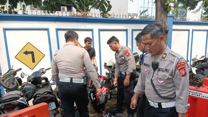 dua-sepeda-motor-terlibat-kecelakaan-di-depan-plaza-senayan-jakarta-pusat-1790417044209_169