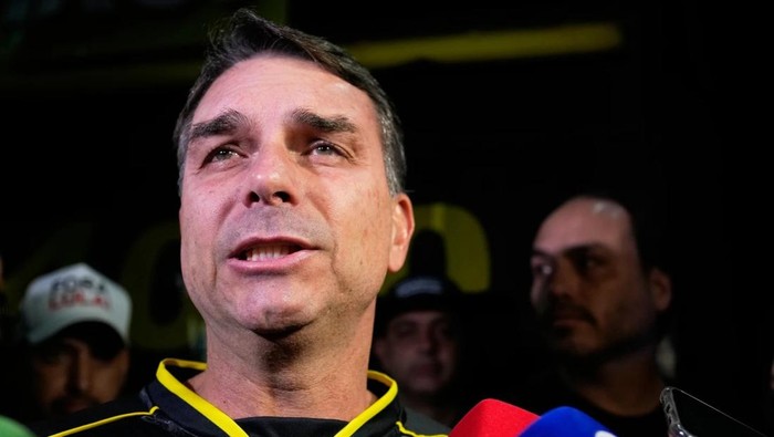 flavio-bolsonaro-1765183634444_169