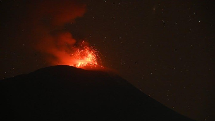 gunung-ili-lewotolok-di-ntt-erupsi-dengan-kolom-abu-500-meter-dok-akun-x-badan-geologi-1788711685551_169