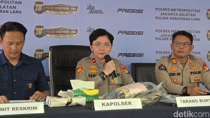 kapolsek-kebayoran-lama-kompol-seala-syah-alam-menyerahkan-motor-yang-dicuri-pasutri-kepada-pemilik-taufiqdetikcom-1789554352806_169