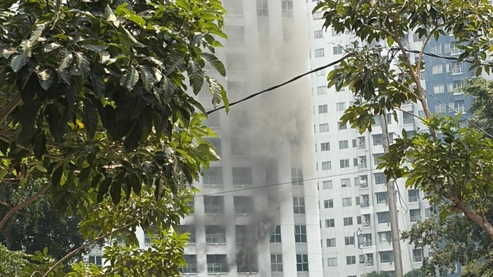 kebakaran-terjadi-di-apartemen-kawasan-tanah-abang-jakpus-petugas-damkar-berjibaku-memadamkan-api-dan-mengevakuasi-penghuni-ap-1788502487712_169