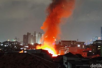 Kebakaran Landa Permukiman Padat di Petamburan, Api Membubung