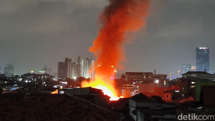 Kebakaran Landa Permukiman Padat di Petamburan, Api Membubung