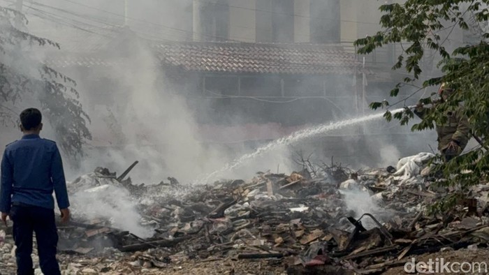 kebakaran-tumpukan-sampah-terjadi-di-kawasan-pisangan-ciputat-timur-tangerang-selatan-tangsel-api-masih-berkobar-di-lokasi-keb-1788490292650_169