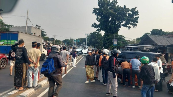 kecelakaan-beruntun-melibatkan-sejumlah-mobil-dan-motor-di-kembangan-jakarta-barat-1788608087094_169
