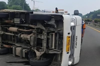 Truk Boks Terguling di Tol Jagorawi gegara Pecah Ban