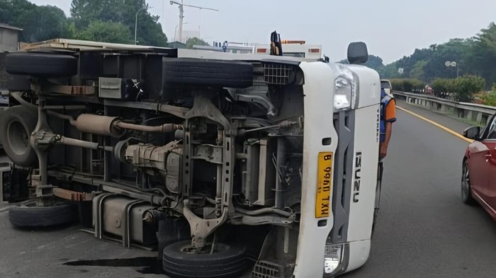 kecelakaan-truk-boks-terjadi-di-tol-jagorawi-arah-bogor-akibat-pecah-ban-dokistimewa-1789280081857_169