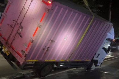 Truk Angkut Paket Terbalik Usai Hindari Motor Terobos Lampu Merah di Jakpus
