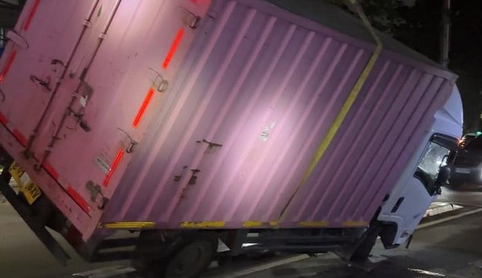 Truk Angkut Paket Terbalik Usai Hindari Motor Terobos Lampu Merah di Jakpus