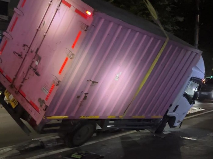 kecelakaan-truk-paket-di-gambir-saat-menghindari-motor-yang-menerobos-lampu-merah-dokistimewa-1790615814569_43