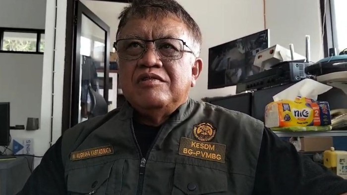ketua-tim-tanggap-darurat-gunung-anak-krakatau-m-nugraha-kartadinata-di-pos-pengamatan-gunung-api-anak-krakatau-1788779650716_169