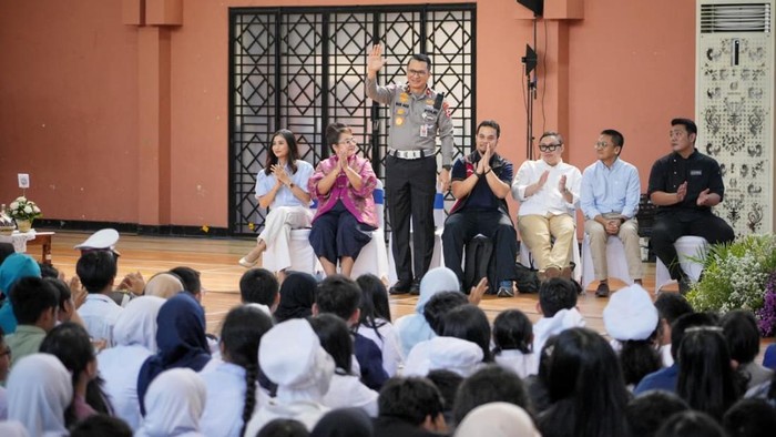 korlantas-polri-memperkuat-edukasi-keselamatan-lalu-lintas-melalui-program-polantas-karib-goes-to-school-kepada-siswa-siswi-sm-1789038435380_169